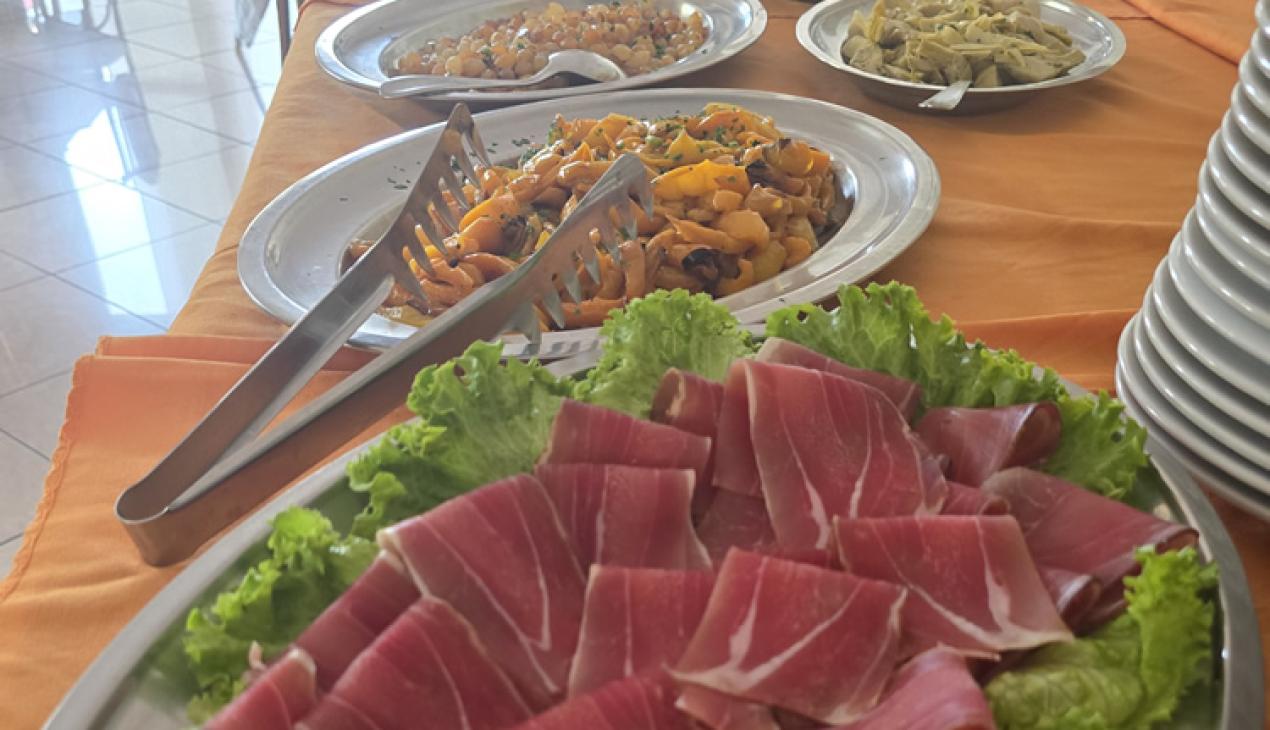 Cornetti alla crema con zucchero a velo su un vassoio argentato.