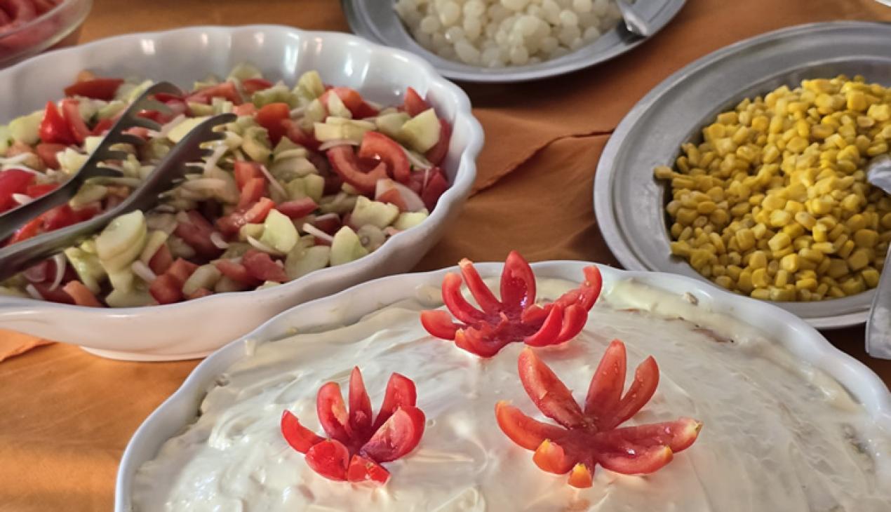 Filetto di pesce con cipolle rosse, pomodorini e glassa di aceto balsamico.